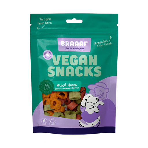 ChatGPT Image 12 dec 2025 16 07 31 Verantwoord snacken is mogelijk met Braaaf Vegan Snack Mixed Hoops Spinach Pumpkin Beetroot. Een gezonde traktatie voor honden zonder dierlijke producten.