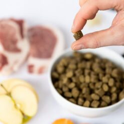 YDOLO Healthy and Pure Iberico is hypoallergeen semi-moist hondenvoer met 75% vers varkens vlees voor optimale gezondheid en smaak